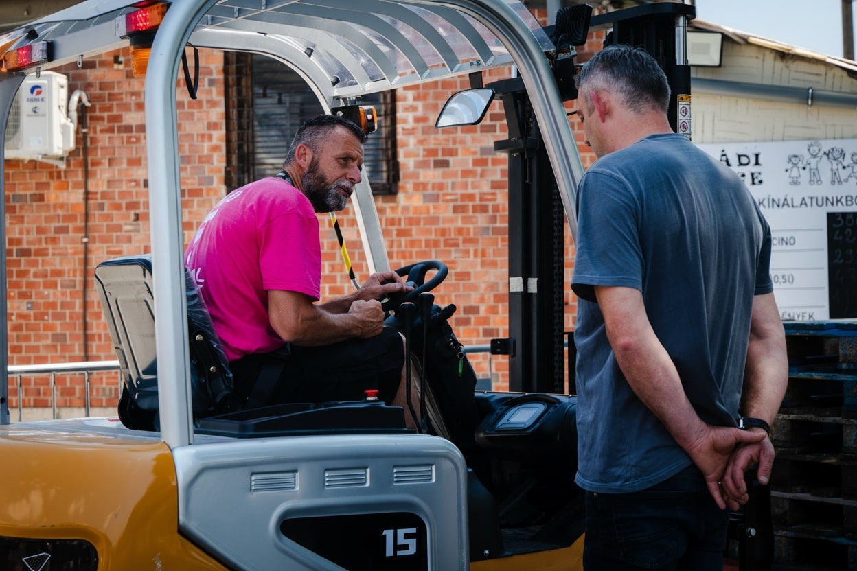 Targoncás képzés oktató és tanuló 2025 Budapest FEDERAL Trust gyakorlati oktatás vezetőüléses targonca